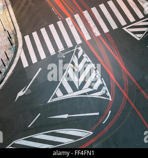 Straße markiert einen Fußgängerüberweg auf europäische Stadt Straße. Ansicht von oben Stockfoto