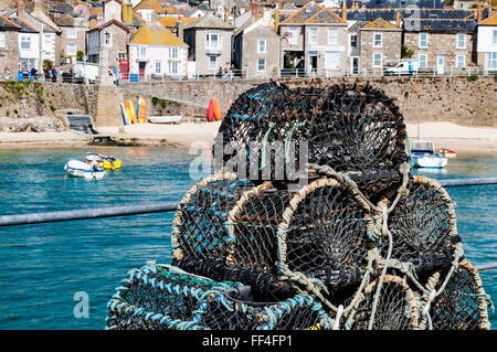 Krabbe/Hummer Töpfe am Kai in Mousehole in Cornwall, Großbritannien Stockfoto