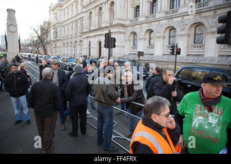 London, UK. 10. Februar 2016. Schwarzes Taxi Taxifahrer halten einen Bummelstreik Protest in Whitehall aus Protest gegen mangelnde staatliche Kontrolle des Minicab app Uber. Bildnachweis: Mark Kerrison/Alamy Live-Nachrichten Stockfoto