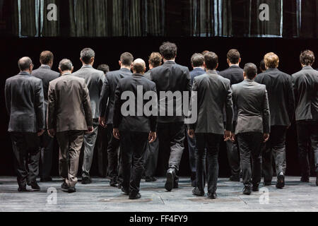 London, UK. 3. Februar 2016. Generalprobe der Oper die Zauberflöte (Zauberfloete sterben) von Wolfgang Amadeus Mozart im London Coliseum. Die English National Opera-Produktion wird unter der Regie von Simon McBurney und läuft vom 5. Februar bis 19. März 2016. Mit Allan Clayton als Tamino, Peter Coleman-Wright als Papageno, Ambur Zopf als Königin der Nacht, John Graham-Hall als Monostatos, Lucy Crowe als Pamina, James Cresswell als Sarastro und Soraya Mafi als Papagena. Stockfoto