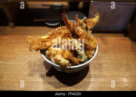 Eine Schüssel mit Sehne (Tempura auf Reis) Sehne Kaneko Hannosuke Restaurant in Nihonbashi, Tokio Stockfoto