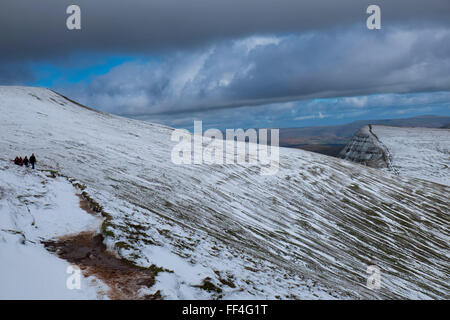 Wanderer auf dem Weg zum Gipfel des Pen y Fan im Winter Schnee, Brecon Beacons National Park, Powys, South Wales, UK Stockfoto