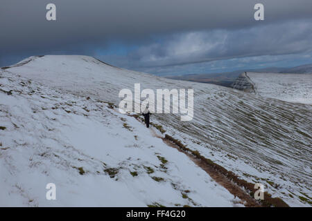 Walker am Weg zum Gipfel des Pen y Fan im Winterschnee, Brecon Beacons National Park, Powys, South Wales, UK Stockfoto