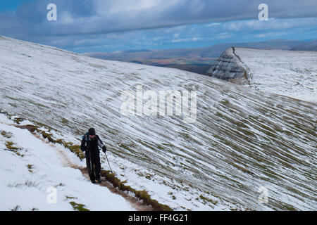 Walker am Weg zum Gipfel des Pen y Fan im Winterschnee, Brecon Beacons National Park, Powys, South Wales, UK Stockfoto