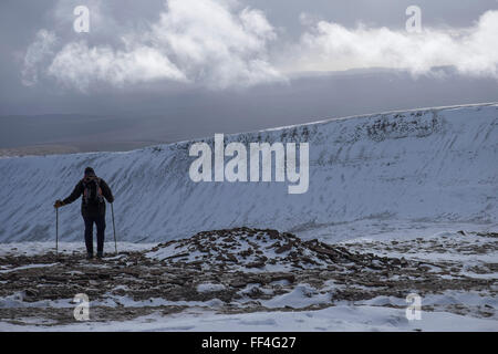 Walker am Weg zum Gipfel des Pen y Fan im Winterschnee, Brecon Beacons National Park, Powys, South Wales, UK Stockfoto