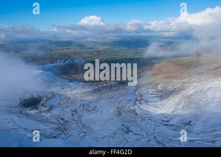 Blick vom Gipfel des Pen y Fan, Blick über Brecon Beacons in Richtung Mitte Wales, UK Stockfoto