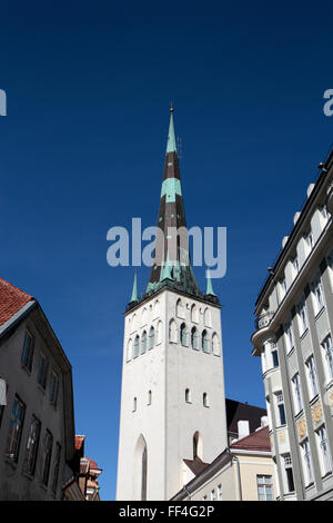 Der Turm der Kirche St. Olaf in Tallinn, Estland. Stockfoto