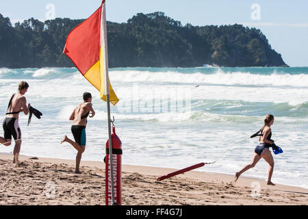 Rettungsschwimmer,Laufen, Training, Sitzung, AT, Warmwasser, Strand, Ostküste der Coromandel Peninsula, Nordinsel, Neuseeland. Hot Water Beach, Süden, von, Hahei Stockfoto