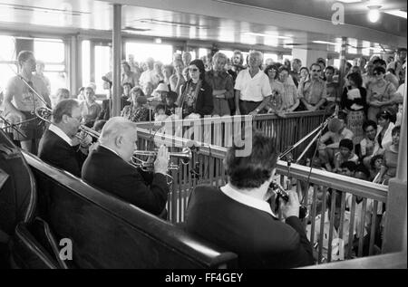 Wild Bill Davison, Kornettist, bei einem Konzert im Rahmen des 1982 Kool Jazz Festival gegeben. Dieses Ereignis war "Jazz on the Hudson" und fand auf einem Boot Kreisen Manhattan. Davison sitzt am Zentrum, mit weißem Haar. Stockfoto