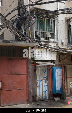 Chaotisch elektrische Verdrahtung in Xiangtan, Hunan, China Stockfoto