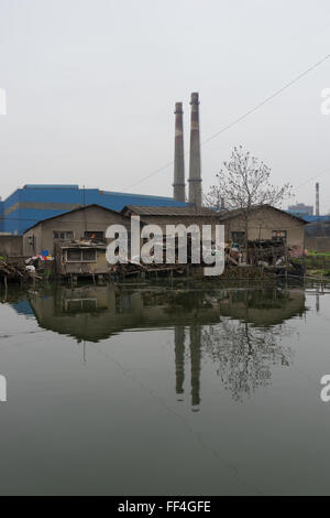 Kleiner Bauernhof in einer verschmutzten Umwelt in Xiangtan, Hunan, China Stockfoto