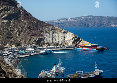 Fähren im Hafen von Santorini Griechenland Stockfoto