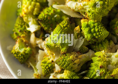 Bio Green gebacken Romanesco mit Käse und Pfeffer Stockfoto