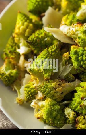 Bio Green gebacken Romanesco mit Käse und Pfeffer Stockfoto