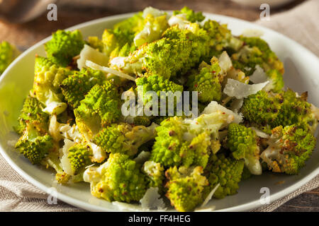 Bio Green gebacken Romanesco mit Käse und Pfeffer Stockfoto