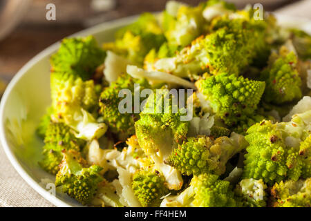 Bio Green gebacken Romanesco mit Käse und Pfeffer Stockfoto