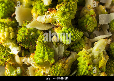 Bio Green gebacken Romanesco mit Käse und Pfeffer Stockfoto