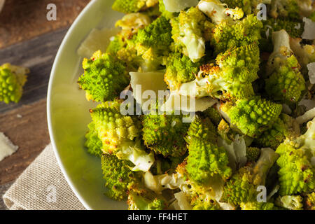 Bio Green gebacken Romanesco mit Käse und Pfeffer Stockfoto