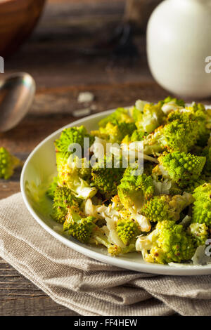 Bio Green gebacken Romanesco mit Käse und Pfeffer Stockfoto