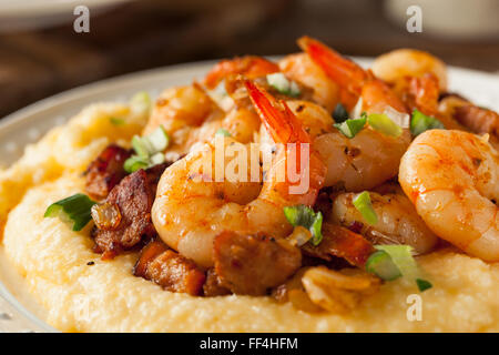 Hausgemachte Shrimps und Grütze mit Schweinefleisch und Cheddar Stockfoto