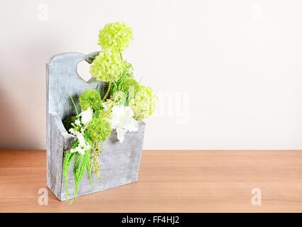 Ostern nach Hause Blumendekoration auf dem Tisch. Hausgemachte Anordnung. Stockfoto