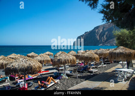 Strand von Kamari auf Santorini Griechenland Stockfoto