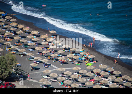Luftaufnahme am Strand von Kamari auf Santorini Griechenland Stockfoto