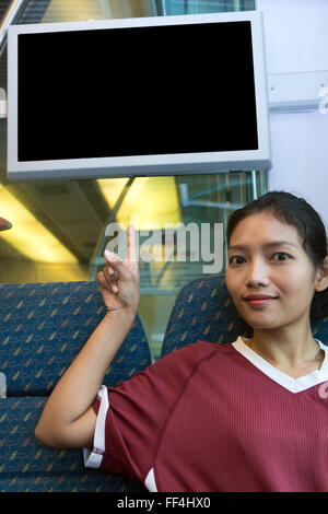 Frau im Zug zeigt sich auf dem display Stockfoto