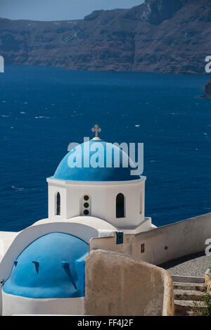 weiße Kirche mit blauen Kapelle und Meerblick auf Santorini Griechenland Stockfoto