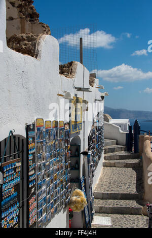 Souvenirs zum Verkauf in Oia Santorini Griechenland Stockfoto