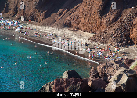 Blick auf Roter Strand mit Felsen auf Santorini in Griechenland Stockfoto