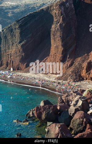 Blick auf Roter Strand mit Felsen auf Santorini in Griechenland Stockfoto