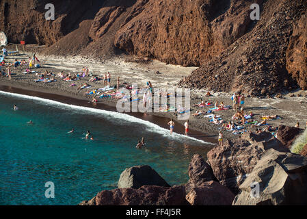 Blick auf Roter Strand mit Felsen auf Santorini in Griechenland Stockfoto