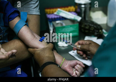 Caracas, Venezuela. 10. Februar 2016. Eine Krankenschwester übernimmt eine Blutprobe für einen jungen am Salud Chacao Laboratory in Caracas, Venezuela, 10. Februar 2016. Insgesamt 31 Organisationen Mittwoch angekündigt, dass sie Daten und Ergebnisse der Zika-Krise und zukünftige gesundheitliche Notlagen so schnell und transparent wie möglich teilen. Bildnachweis: Boris Vergara/Xinhua/Alamy Live-Nachrichten Stockfoto