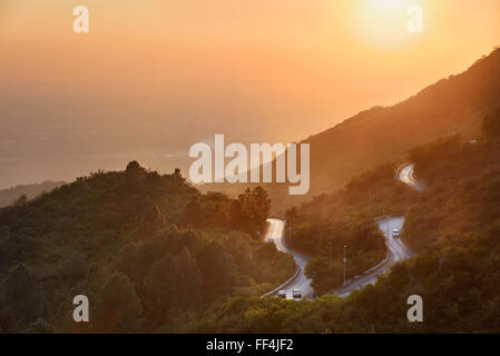 Die Straße schlängelt sich durch Maragalla Hügel in der Nähe von Islamabad, Pakistan. Stockfoto