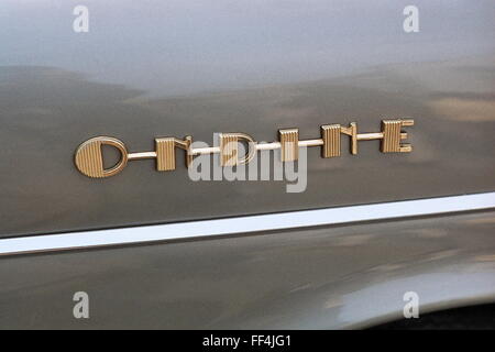 AJAXNETPHOTO - TRIEL, FRANKREICH - ARTDECO FONT - KLASSISCHE FRANZÖSISCHE SALON MAKER - RENAULT NAMENSSCHILD IM ART-DÉCO-SCHRIFTART AUF 1961 ONDINE-LUXUS-LIMOUSINE. FOTO: JONATHAN EASTLAND/AJAX. REF: CD6994 5A6F 1 Stockfoto