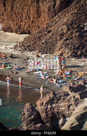 Blick auf Roter Strand mit Felsen auf Santorini in Griechenland Stockfoto