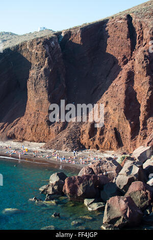 Blick auf Roter Strand mit Felsen auf Santorini in Griechenland Stockfoto