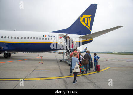 touristischen Einschiffung Ryanair-Flugzeug Stockfoto