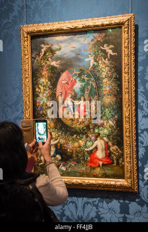 Besucher, die eine Aufnahme von Malerei "Girlande Obst rund um eine Darstellung der Kybele" von Breughel im mauritshuis Stockfoto
