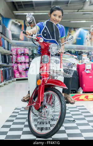 Asiatische Frau sitzt auf einem Motorrad im shop Stockfoto