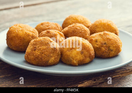 Arancini-sizilianische Streetfood - Reisbällchen gefüllt mit Fleisch gekocht Stockfoto