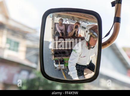 Rikscha-Fahrer in den Rückspiegel Stockfoto