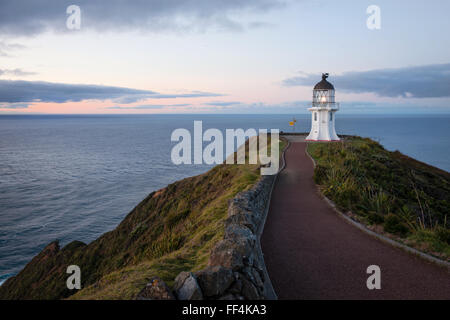 Melden Sie sich in der Abenddämmerung mit Entfernungen in km und nm von Cape Reinga, Neuseeland Stockfoto