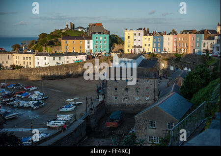 Bunte Reihenhaus Gebäude, am späten Nachmittag, Tenby, Wales Stockfoto