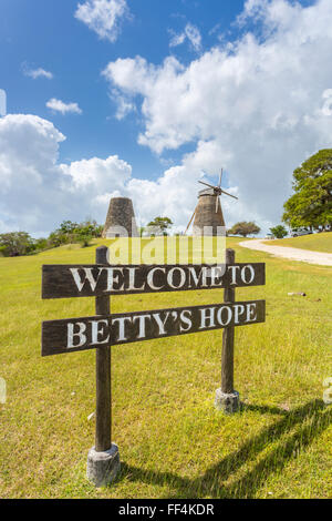 Zeichen und Windmühlen bei Betty es Hope, einer ehemaligen Zuckerrohrplantage, jetzt ein Museum, Antigua, Antigua und Barbuda an einem sonnigen Tag zu nennen. Stockfoto