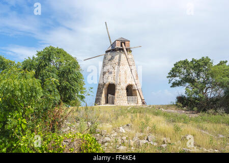 Restaurierte Windmühle bei Betty es Hope, eine ehemalige Zuckerrohrplantage, jetzt ein Museum unter freiem Himmel, Westindische Inseln Antigua, Antigua und Barbuda, Stockfoto