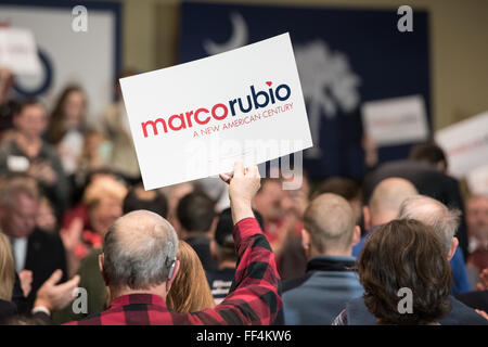 Columbia, South Carolina, USA. 10. Februar 2016. Anhänger der Kandidat Marco Rubio(R) reagieren positiv auf seine Ausführungen im Columbia Metropolitan Convention Center. Moderiert wurde die Veranstaltung von der Junior-Senator für South Carolina Tim Scott. Bildnachweis: Crush Rush/Alamy Live-Nachrichten Stockfoto