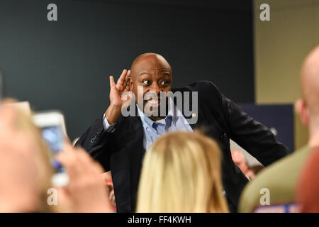 Columbia, South Carolina, USA. 10. Februar 2016. Tim Scott erhält die Masse bereit für Marco Rubio(R), an der Columbia Metropolitan Convention Center zu sprechen. Bildnachweis: Crush Rush/Alamy Live-Nachrichten Stockfoto