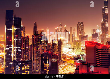 Dubai-Stadt bei Nacht, schöne nächtliche Stadtbild, modernen hohen Wolkenkratzern Glühen mit vielen Lichtern, Luxusobjekte in Vereinigte Arabische Emirate Stockfoto
